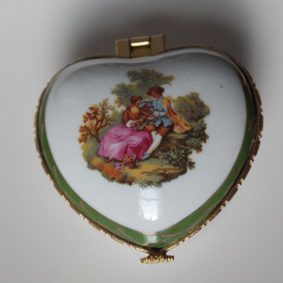 Heart-Shaped Gold & Green Design Porcelain Jewelry Box with  Romantic Scene - Picture 4 of 16